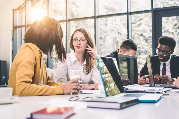 Des Gens Affaires Qui Travaillent Équipe Bureau Une Équipe Réussie — Photo