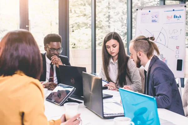 Grupp Affärsmän Som Arbetar Med Affärsprojekt Moderna Kontor — Stockfoto