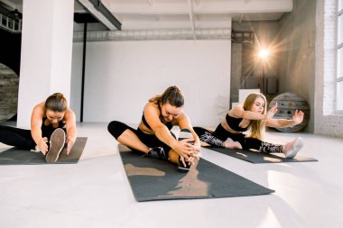 Fitness sınıfı ve eğitmen bacaklar, aydınlık germe egzersiz odası