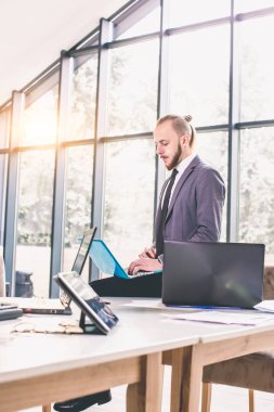 Ofisteki verileri analiz eden zarif iş adamı