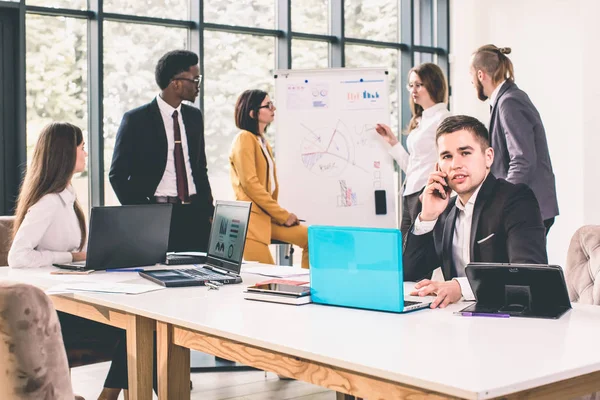 Affärsmän Som Gör Statistik Presentation Mot Inuti Byggnad Stilig Affärsman — Stockfoto