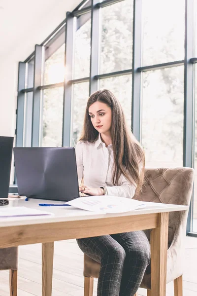 Shot Atraktivní Dospělé Podnikatelky Pracující Notebooku Své Pracovní Stanici — Stock fotografie