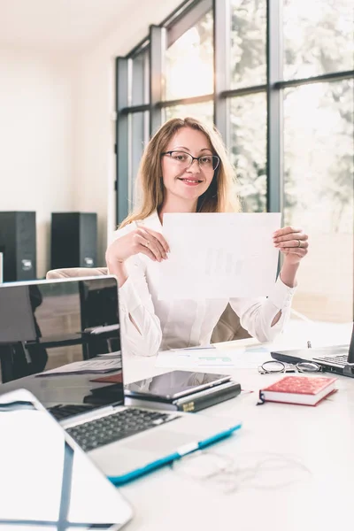 Exitosa Mujer Negocios Madura Sonriente Usando Computadora Portátil Computadora Mientras —  Fotos de Stock