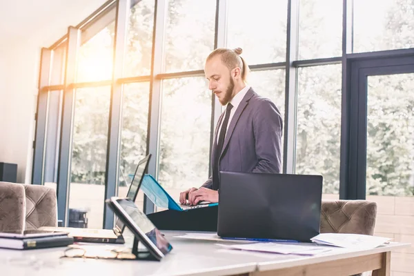 Elegante Hombre Negocios Analizando Datos Oficina —  Fotos de Stock