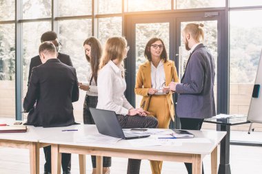 Konferans odasında çalışma iş adamları. İş insanlar Office tartışma takım kavramı çalışma. Mutlu çok ırklı işadamları grubu