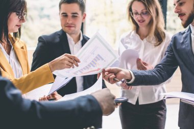 Kurumsal başarı ekip çalışması kavramı beyin fırtınası toplantısı. Multiethnical girişimci ve iş insanlar konferans modern toplantı odasında