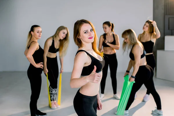 Gelukkig Kaukasische Vrouw Klaar Voor Training Duim Opdagen Terwijl Haar — Stockfoto