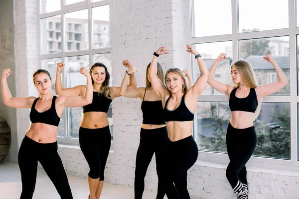 Mujeres Deportivas Atléticas Activas Traje Deportivo Negro Pie Mostrando Los —  Fotos de Stock