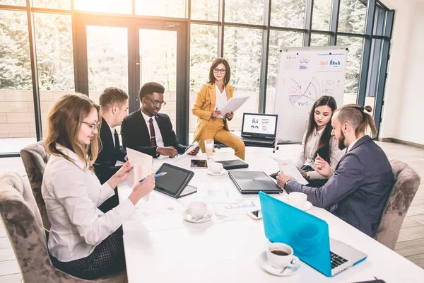süre çalışma yerlerini başlangıç Office başarı kutlama mutlu görünüyordu genç iş adamları çok ırklı grup