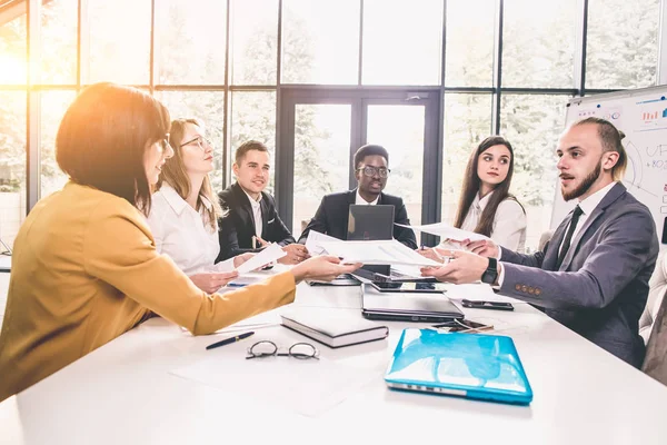 Portrait Groupe Souriant Divers Collègues Entreprise Assis Ensemble Une Table — Photo