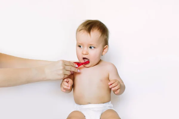 Menina Bebê Aprendendo Escovar Dentes Com Ajuda Mãe Isolado Fundo — Fotografia de Stock