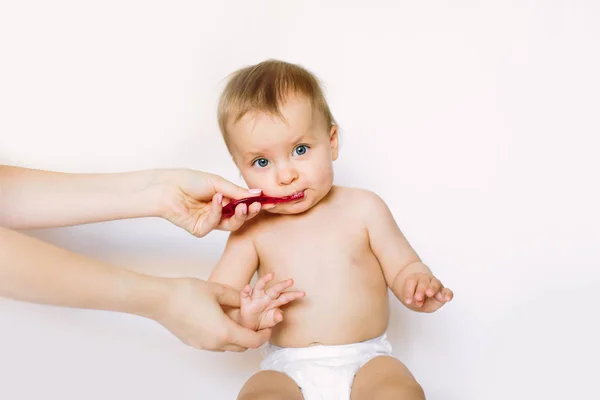 Menina Bebê Aprendendo Escovar Dentes Com Ajuda Mãe Isolado Fundo — Fotografia de Stock