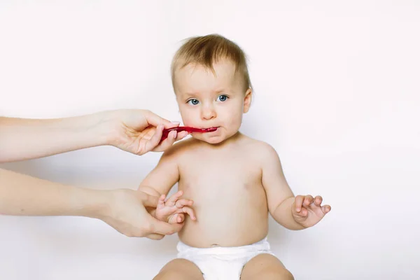 Pequeno Bebê Com Olhos Azuis Com Uma Escova Dentes Está — Fotografia de Stock