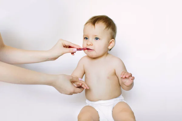 Pequeno Bebê Com Olhos Azuis Com Uma Escova Dentes Está — Fotografia de Stock