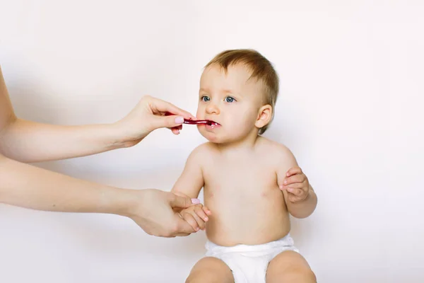 Mãe Ajudando Bebê Escovar Dentes Com Escova Dentes Verde — Fotografia de Stock