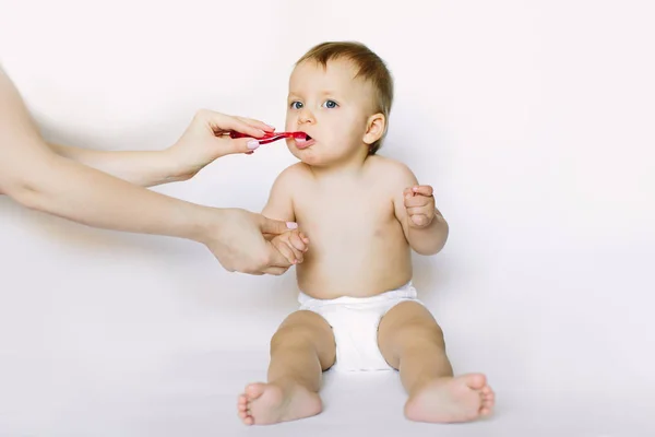 Mãe Ajudando Bebê Escovar Dentes Com Escova Dentes Verde — Fotografia de Stock