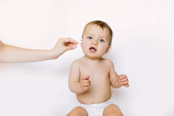 Closeup Portrait Baby Mother Cleaning Her Baby Ears Cotton Swab — Stock Photo, Image