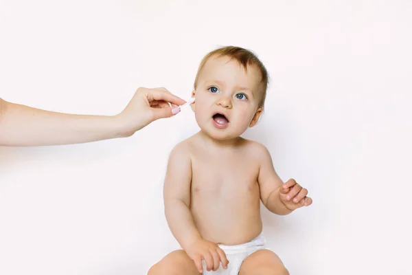 Primer Plano Retrato Bebé Madre Limpiando Sus Orejas Bebé Con — Foto de Stock