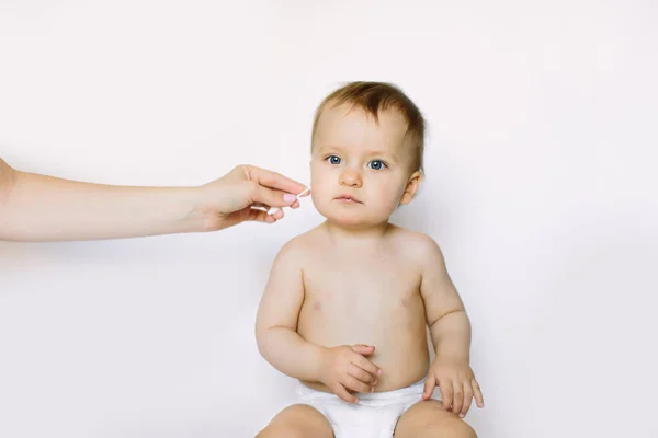 Matka Ruční Čištění Ucha Malé Dítě Vatovým Tamponem Closeup — Stock fotografie