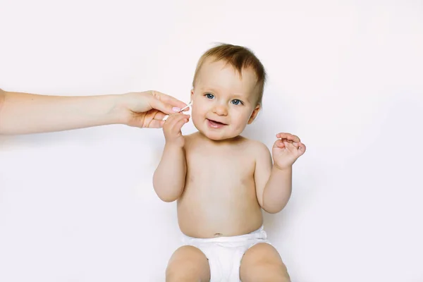 Mãe Mão Limpeza Pequena Orelha Bebê Com Cotonete Close — Fotografia de Stock