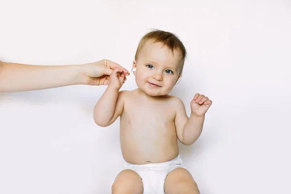 Mãe Mão Limpeza Pequena Orelha Bebê Com Cotonete Close — Fotografia de Stock