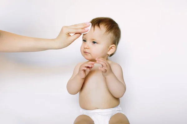 Mão Mãe Limpa Rosto Uma Menina Ano Whith Bebê Uma — Fotografia de Stock