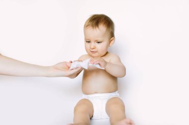 Hijyen - genç bebek cilt ıslak mendil ile silerek momy. Oturma ve ıslak mendil annesi elinden alarak bebek bezi, küçük bebek kız. Silme, saf, temiz temizlik