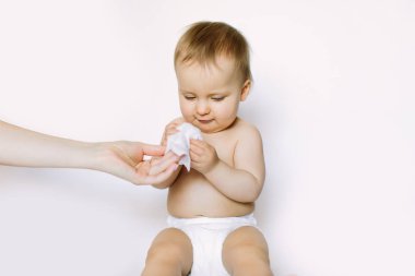 Hijyen - genç bebek cilt ıslak mendil ile silerek momy. Oturma ve ıslak mendil annesi elinden alarak bebek bezi, küçük bebek kız. Silme, saf, temiz temizlik