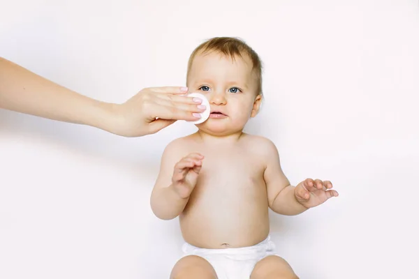 Mãe Limpeza Olhos Bebê Recém Nascido Com Solução Fisiológica Disco — Fotografia de Stock