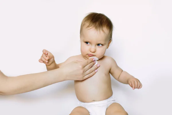 Jovem Mãe Limpando Corpo Pele Bebê Rosto Com Toalhetes Molhados — Fotografia de Stock