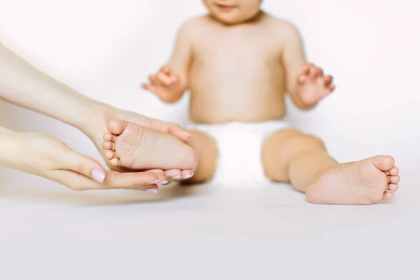 Matka Masírovat Její Dětská Noha Roztomilá Malá Holčička Bílé Pleny — Stock fotografie