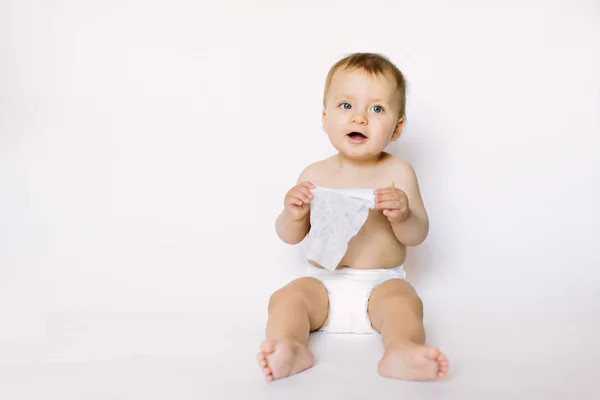 Encantadora Niña Feliz Pañal Blanco Sosteniendo Una Toallita Húmeda Sus — Foto de Stock