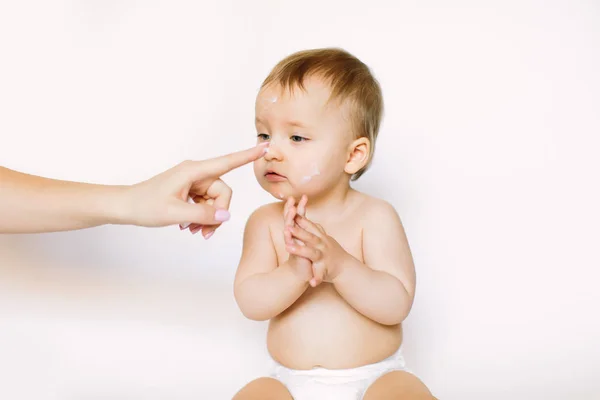Manuseio Bebê Mulher Aplicando Creme Hidratante Rosto Bebê — Fotografia de Stock