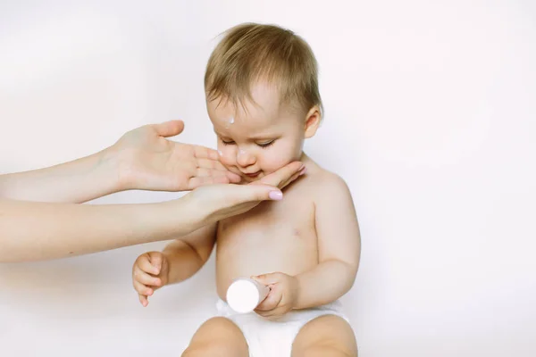 Manuseio Bebê Mulher Aplicando Creme Hidratante Rosto Bebê Bebê Segura — Fotografia de Stock