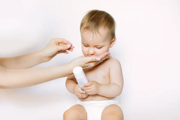 Mãos Mãe Que Aplicam Nata Bebê Depois Tomar Banho Fundo — Fotografia de Stock