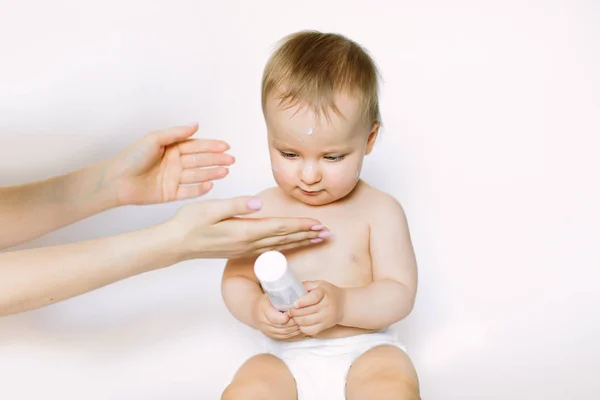 Las Manos Madre Aplicando Crema Sobre Bebé Después Bañarse Sobre — Foto de Stock