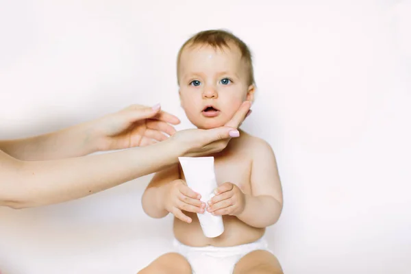 Mãe Aplicando Creme Bebê Depois Tomar Banho Quarto — Fotografia de Stock