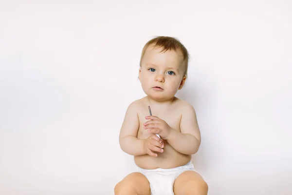 Uma Menina Usa Termômetro Digital Segura Suas Mãos Fundo Branco — Fotografia de Stock