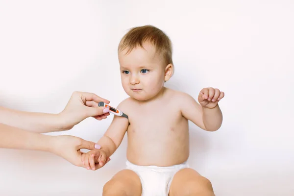 Doctor Measures Temperature Little Baby Healthcare Medicine Concept Pediatrician Department — Stock Photo, Image