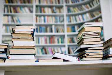 Deste kağıt kapaklı kitap, closeup ile tam bookshelf içinde belgili tanımlık geçmiş. Bir kitapçı değil kitapta aranıyor. En çok satılan kitap yığınları.
