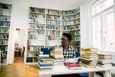 Kütüphane, ziyaret Afrika Üniversitesi öğrenci portresi kitap dikkatle okur, iş değiştirmeden önce iş koşulları çalışmalar .