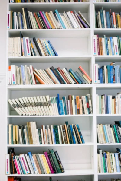 Bulanık Kitaplar Halk Kütüphanesi Olarak Rafta Bulanık Etkisi Arka Plan — Stok fotoğraf