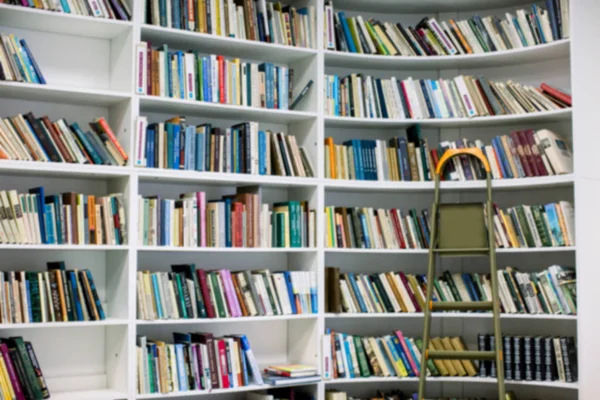 Okul Kütüphanesi Ile Kitap Rafları Için Eğitim Arka Plan Bulanıklık — Stok fotoğraf