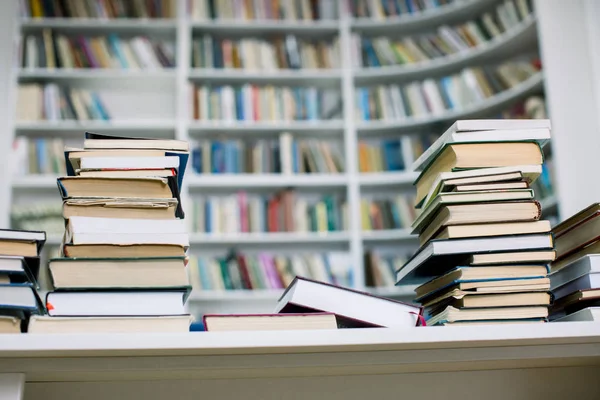 Stapel Von Taschenbüchern Großaufnahme Mit Dem Vollen Bücherregal Hintergrund Auf — Stockfoto