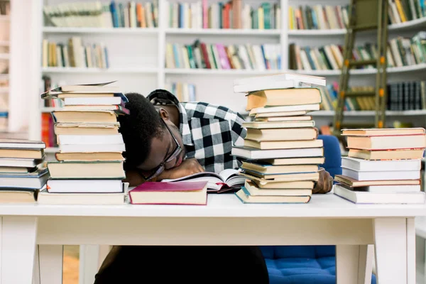 Hombre Afroamericano Étnico Durmiendo Mesa Rodeado Libros Biblioteca Estudiante Está —  Fotos de Stock