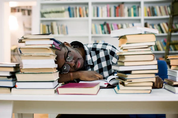 Ethnic African American Guy Lying Table Surrounded Books Library Student — Stock Photo, Image