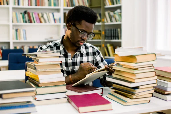 Afro Americano Estudante Universitário Sexo Masculino Sentado Mesa Biblioteca Livro — Fotografia de Stock