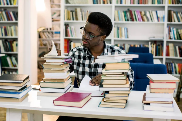 Веселий Темношкірий Студент Чоловічої Статі Витрачає Час Автодидакт Бібліотеці Книгою — стокове фото