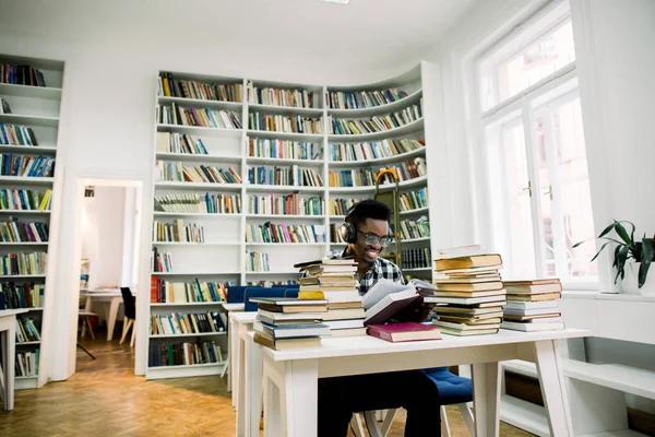 Atraktivní Usmívající Mladý Černoch Poslouchat Hudbu Stereo Sluchátka Své Studii — Stock fotografie