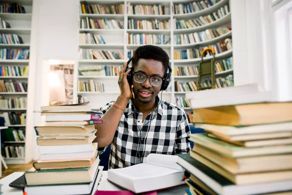 Αφρικανική Αμερικανική Φοιτητής Κάθεται Στη Βιβλιοθήκη Ακουστικά Και Διαβάζοντας Ένα — Φωτογραφία Αρχείου